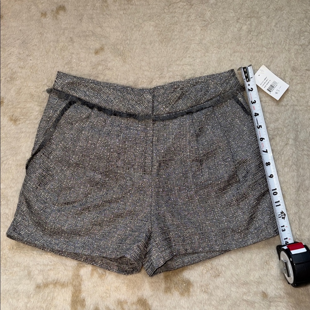 Gray Tweed & silver metallic Women’s Dress Shorts. Size 6/8 NWT! 29” waist.